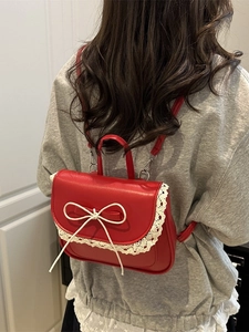 Zaino in pelle PU rossa con pizzo bianco e fiocco mostrato sulla modella