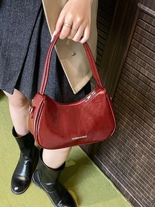 Sac à bandoulière demi-lune rouge foncé rétro en similicuir brillant avec lettrage