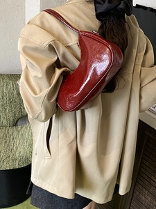 Sac à épaule demi-lune rouge foncé brillant en cuir verni pour femmes chic