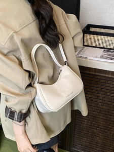 Sac sous l'aisselle minimaliste ivoire en forme de demi-lune avec fermeture éclair