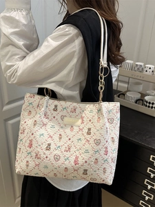 Floral tote bag for women with quilted bear patterns and metal chain shoulder straps