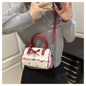 Sac Boston avec nœud à pois, bordure en dentelle et pendentif cœur en vue miroir élégante