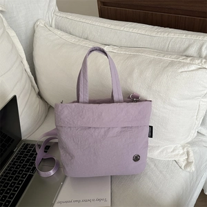 Bolso tote lavanda para niños con tejido texturizado y correa ajustable cómoda