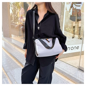 Moderna borsa a tracolla in nylon grigio chiaro con tracolla larga e doppia zip