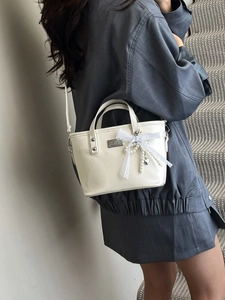 Sac seau blanc crème avec pendentif cœur en perle et détail de nœud en dentelle