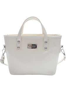 Sac seau chic blanc cassé avec rivets argentés et bandoulière amovible pour femmes