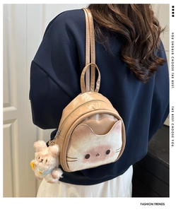 Vue arrière d'un mannequin portant un mini sac à dos marron avec chat et ours en peluche