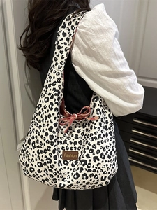 Borsa a tracolla con stampa leopardata, etichetta fashion e fodera vintage