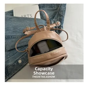 Vue intérieure du mini sac à dos en similicuir beige montrant la capacité de rangement