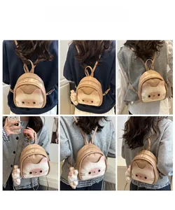 Mini sac à dos chat toast avec peluche porte-clés présenté sous divers angles