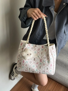 Grand sac cabas blanc matelassé avec motifs d'ours, pendentif étoile et anses tressées