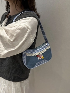 Sac sous le bras en denim avec carreaux bleus, bordure en dentelle et cerises