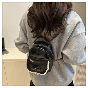Mini sac à dos noir avec bordure en dentelle, nœud et bretelles chaîne élégantes