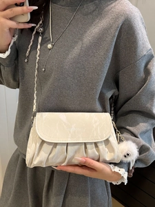Fashionable creamy white pleated cloud bag with marble texture clasp and chain strap