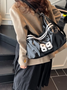 Glossy black tote bag with white stripes and number 89 embroidery in a sporty style