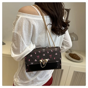 Détail d'un sac à bandoulière floral avec chaîne dorée sur fond de style de vie