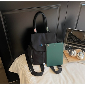 Detailansicht des schwarzen Nylon-Rucksacks mit großem Fassungsvermögen und Tablet