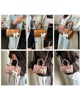 Vue détaillée du sac polochon à motifs d'ours avec charmant pendentif chiot peluche