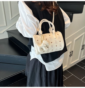 Détail du sac Boston avec monogramme d'ours brun et porte-clé chien 3D mignon