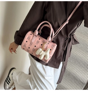 Sac cylindre rose avec imprimé ours et détail de porte-clés chien en peluche