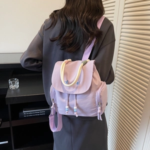Schicker lavendellila Nylon-Rucksack mit Kordelzug und buntem Seilgriff für Damen