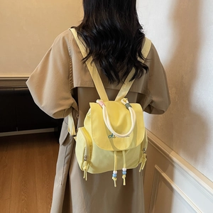 Hellgelber minimalistischer Nylon-Rucksack mit Seilgriffen und Zierperlen