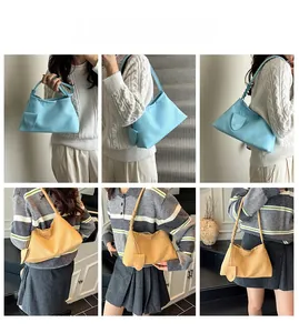 Détails de texture tissée sur sacs bandoulière bleu ciel et beige avec breloque feuille