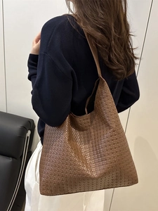 Brown woven leather tote bag for women, stylish large capacity shoulder bag for commuting