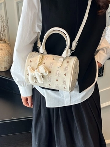 Sac Boston crème chic avec imprimé ours, doubles poignées et breloque chien