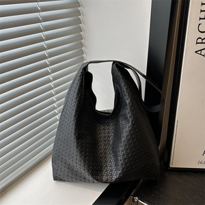 Sac fourre-tout tissé noir minimaliste avec texture et grande capacité pour le quotidien