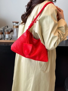 Sac à épaule élégant en cuir tressé rouge avec bandoulière nouée et style urbain chic