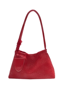 Sac baguette rouge en cuir tressé avec texture intrecciato raffinée et poignée chic