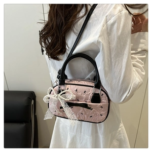 Sac bandoulière rose avec petits nœuds noirs et grand ruban en dentelle avec perles