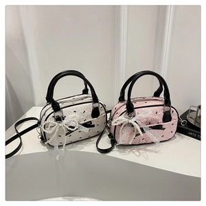 Détails de sacs à main doux avec nœuds en dentelle et breloques perles en rose et beige
