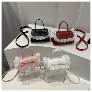 Detaillierter Vergleich der Mini-Spitzenhandtaschen in den Farben Schwarz, Rot, Rosa und Weiß