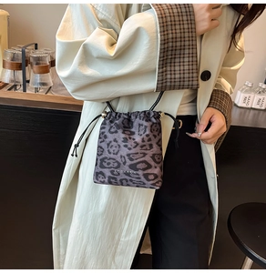 Détail du sac seau léopard en velours avec cordon de serrage et logo de marque LCEAROK