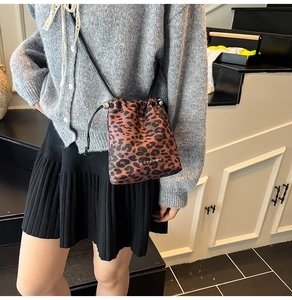 Sac seau chic à imprimé léopard avec cordon de serrage et bandoulière réglable