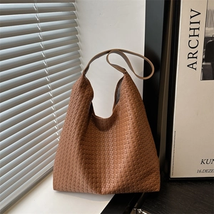 Sac fourre-tout minimaliste en cuir tressé marron caramel avec un design hobo spacieux