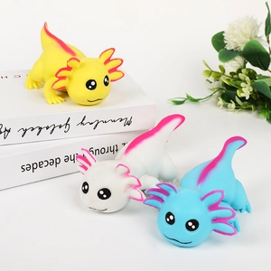 Tre giocattoli sensoriali axolotl elasticizzati in giallo bianco e blu sulla scrivania
