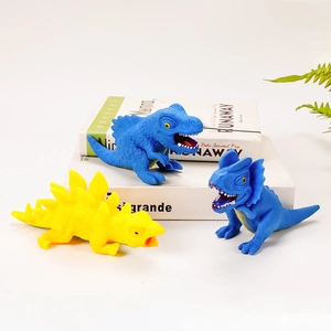 Giocattoli di dinosauro blu e gialli per alleviare lo stress esposti su libri decorativi