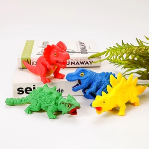 Set di quattro dinosauri giocattolo elastici colorati con texture realistiche della pelle