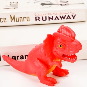 Dettaglio macro del dinosauro rosso con texture della pelle e finitura glitterata