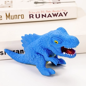 Dettaglio della texture del giocattolo dinosauro blu su sfondo bianco con oggetti