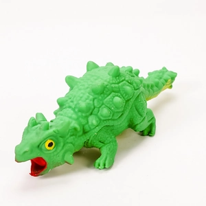 Dettaglio del dinosauro ankylosaurus verde con scaglie testurizzate e occhi gialli