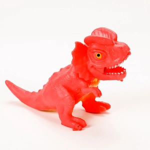 Vista laterale di un dinosauro Dilophosaurus rosso con trama cutanea e denti bianchi