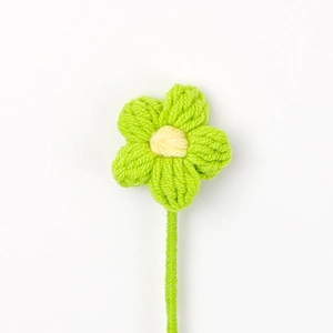 Dettaglio macro del fiore all'uncinetto da 4cm verde lime fatto a mano decorato