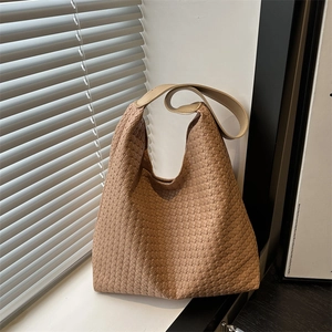 Sac fourre-tout tissé marron clair minimaliste en forme hobo souple pour femmes