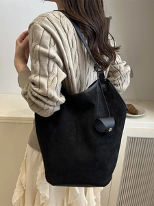 Sac seau rétro noir en faux daim pour femme avec finition mate et bandoulière de style vintage