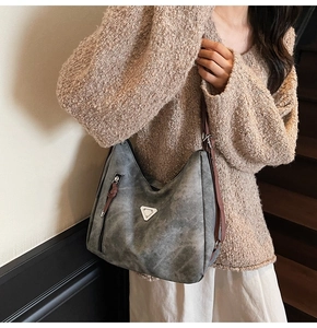 Détails du sac fourre-tout vintage gris avec bretelles marron et poche latérale