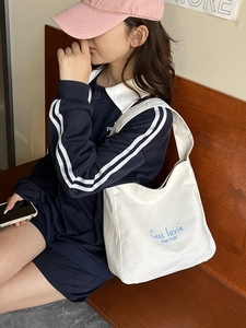 Sac fourre-tout minimaliste en toile avec texte bleu C'est lavie et large bandoulière